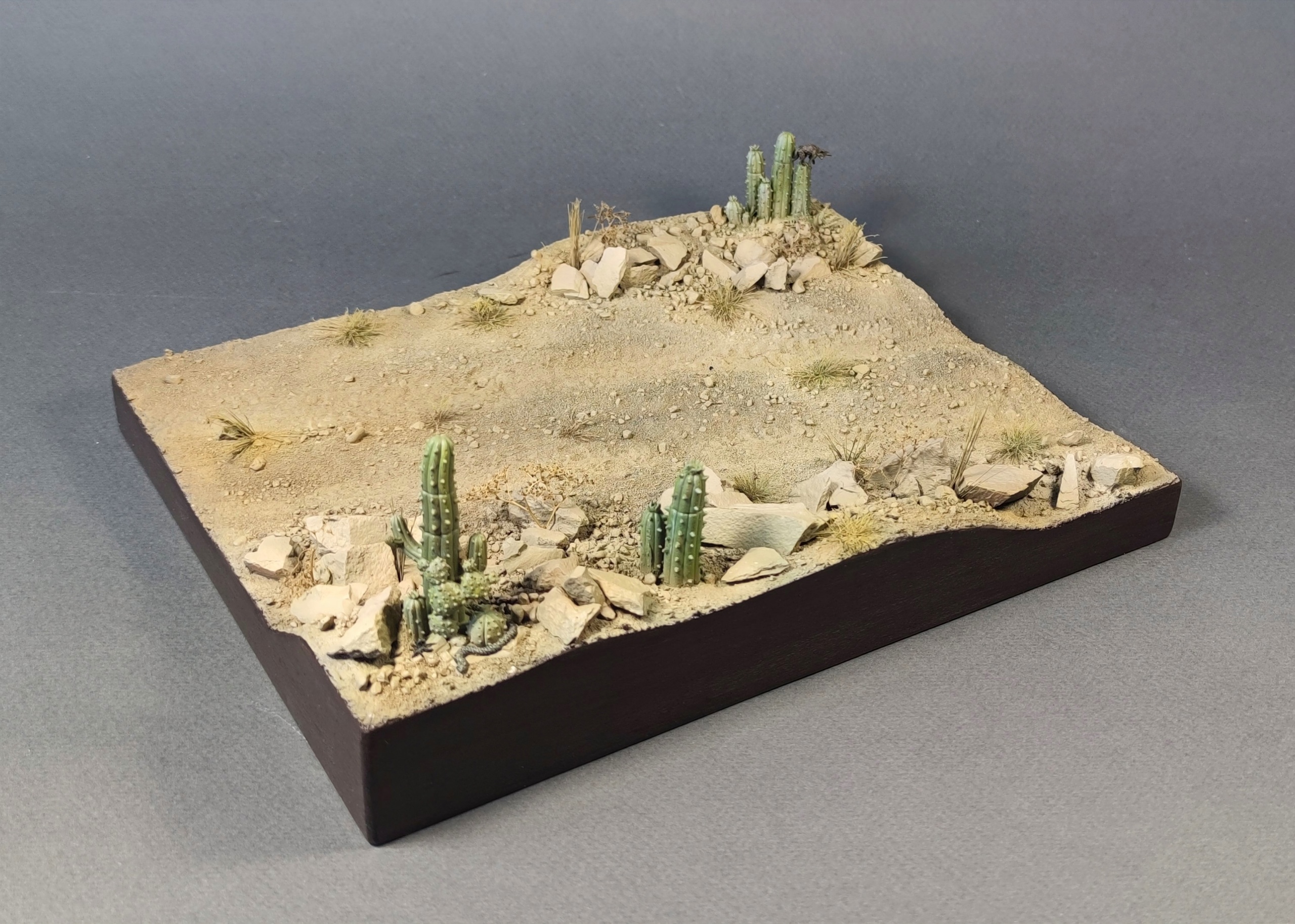 HE-43001 Подставка КамАЗ "Кактусы" Ящерка в комплекте Размер 25*20